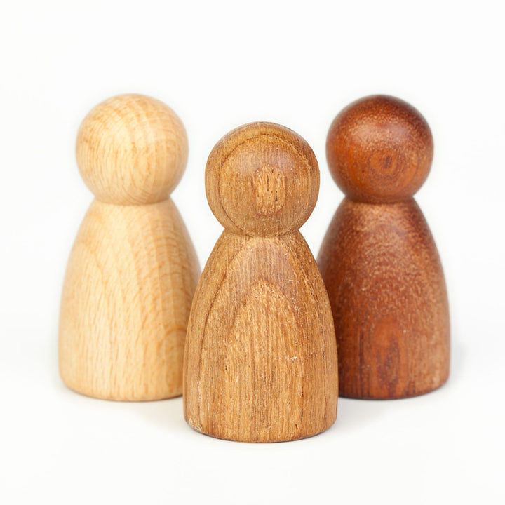 3 personnages en bois diversifiés