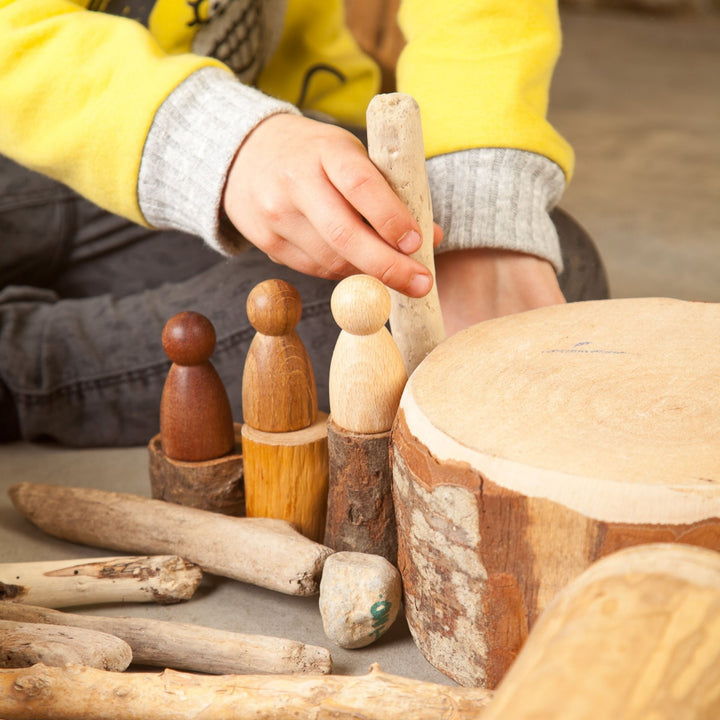 3 personnages en bois diversifiés